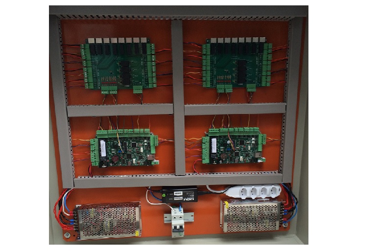 O Sistema de Intertravamento de 64 Portas é uma solução abrangente que combina software e hardware para intertravar um conjunto de 2 a 64 portas, permitindo a criação de regras personalizadas para o funcionamento de cada porta. Por meio de um software de gerenciamento, é possível estabelecer regras complexas, como a abertura condicionada de portas com base no estado de outras portas. O sistema é escalonável, expandindo-se a cada 8 portas até o limite de 64. As solicitações de abertura das portas são registradas em um banco de dados, com informações detalhadas, incluindo data, hora e operador responsável. Além disso, o software oferece amplas configurações de segurança, controle de horários e operadores autorizados, garantindo a integridade do sistema. Cada porta possui alimentação individual e conexões destacáveis para facilitar a manutenção. Principais características incluem o intertravamento de 2 a 64 portas, solicitações de aberturas por software, registro em banco de dados, configurações avançadas de segurança e conexões com cabo UTP entre controladoras.